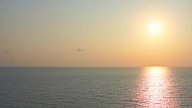 günbatımı güzel dalgalı denizde sakin görüntüleri