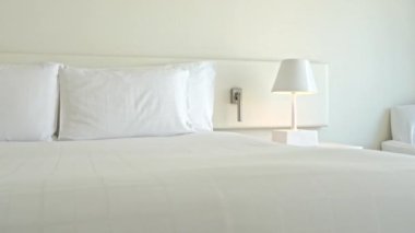 Oteldeki lüks mobilyalı yatak odasının görüntüleri.