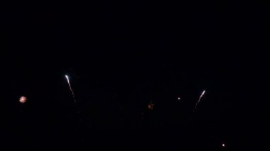 Gece gökyüzünde patlayan havai fişeklerin yakın çekim görüntüleri.
