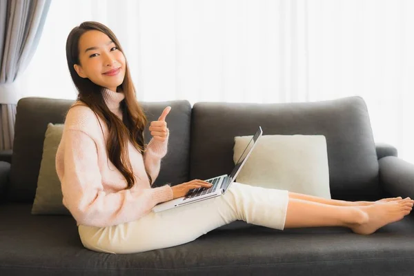 Portret Mooie Jonge Aziatische Vrouw Met Behulp Van Laptop Voor — Stockfoto