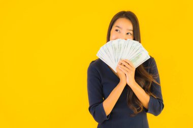 Güzel bir Asyalı kadın portresi. Parası ve parası var. Sarı izole bir geçmişi var.