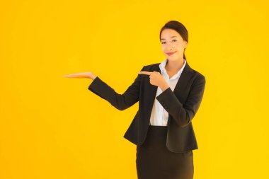 Güzel portre genç iş kadını Asyalı mutlu gülücük sarı izole arka planda birçok eylem