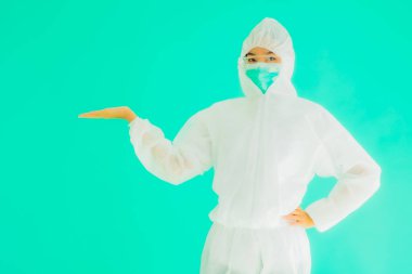 Güzel, genç Asyalı doktor kadın portre. Koronavirüsten ya da mavi arka planda kovid19 'dan korunmak için ppe ya da kişisel koruyucu ekipman takıyor.