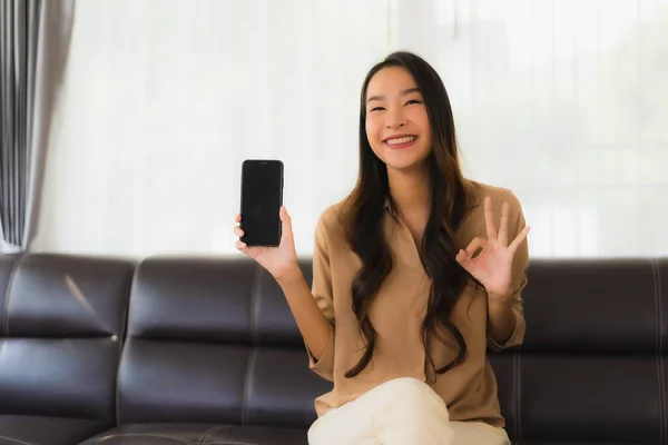 Portret Piękna Młoda Azjatycka Kobieta Używać Telefon Komórkowy Lub Telefon — Zdjęcie stockowe