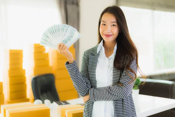 Güzel Asyalı Bir Kadının Portresi Dizüstü Bilgisayarından Nakit Para Karton — Stok fotoğraf