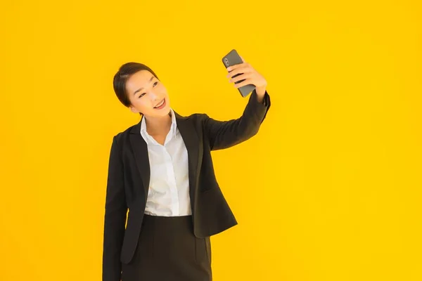 Porträt Schöne Junge Business Asiatin Mit Smartphone Und Kaffeetasse Auf — Stockfoto