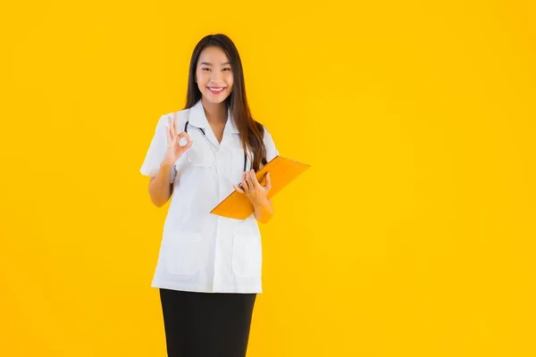 Retrato Hermosa Joven Asiática Médico Mujer Con Vacío Blanco Tablero — Foto de Stock