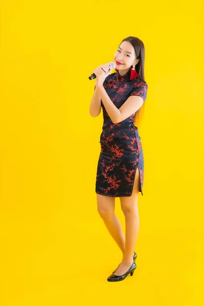 Retrato Bonito Jovem Asiático Mulher Desgaste Chinês Vestido Mostrar Canto — Fotografia de Stock