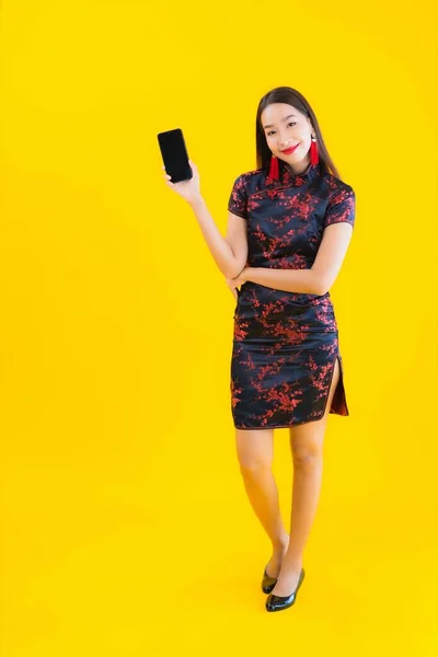 Portré Gyönyörű Fiatal Ázsiai Visel Kínai Ruha Használata Okos Mobiltelefon — Stock Fotó