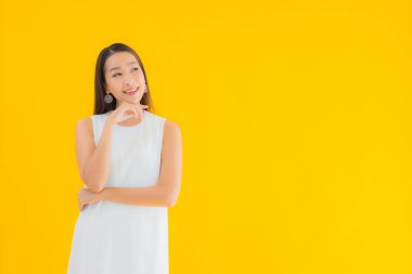 Sarı izole edilmiş arka planda güzel Asyalı bir kadının portresi.