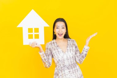 Ev ya da kağıt tabelalı güzel Asyalı kadın portresi