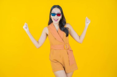 Güzel bir Asyalı kadın portresi. Arka planda 3 boyutlu gözlük takıyor.