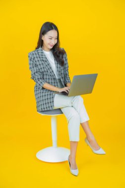 Asyalı güzel bir kadının portresi bilgisayarla izole edilmiş arka planda gülümsüyor.