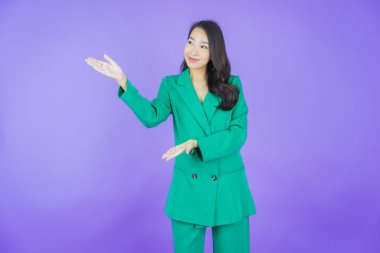 Portre güzel Asyalı kadın gülümsüyor. Renkli arka planda hareket var.