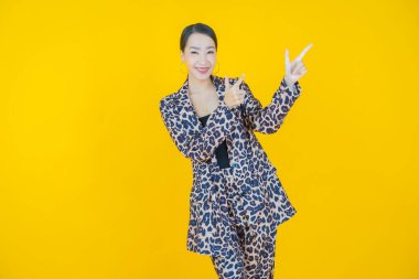 Portre güzel Asyalı kadın gülümsüyor. Renkli arka planda hareket var.