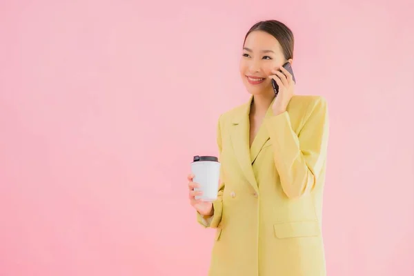 Porträt Schöne Junge Asiatische Geschäftsfrau Verwenden Smartphone Mit Kaffeetasse Auf — Stockfoto