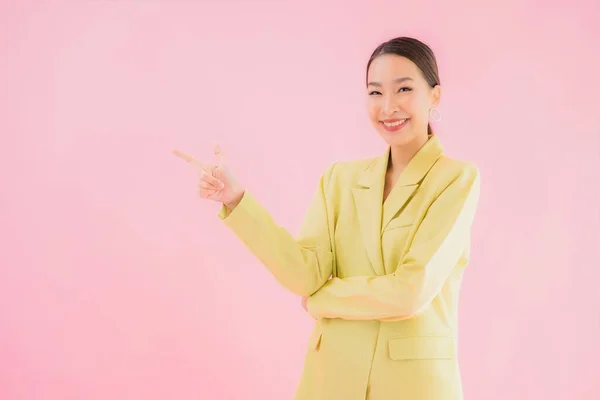 Portret Mooie Jonge Aziatische Zakenvrouw Glimlach Actie Roze Kleur Achtergrond — Stockfoto