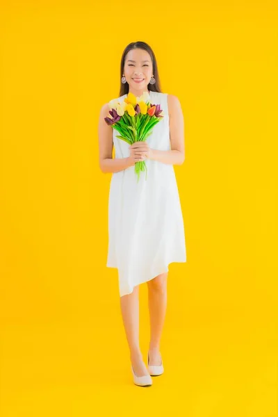 Retrato Hermosa Joven Asiática Mujer Con Flor Amarillo Aislado Fondo — Foto de Stock