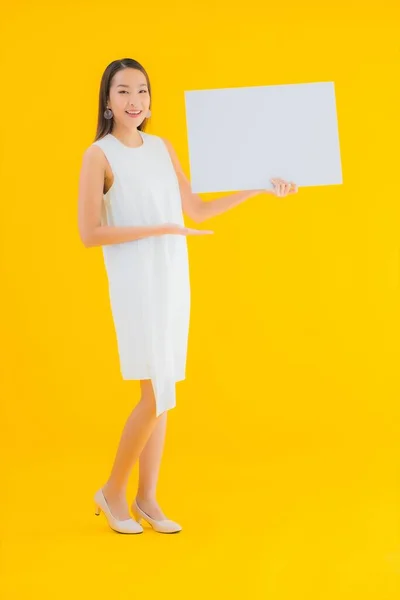 Portret Mooie Jonge Aziatische Vrouw Met Lege Witte Billboard Gele — Stockfoto