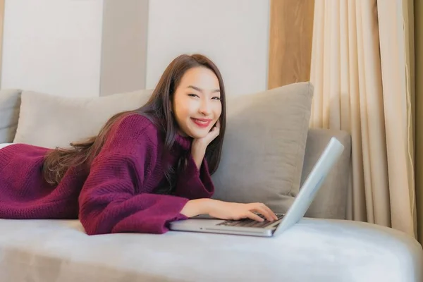 Portret Mooie Jonge Aziatische Vrouw Gebruik Computer Laptop Met Creditcard — Stockfoto