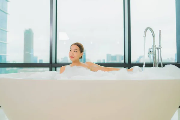 Portrait Belle Jeune Femme Asiatique Relax Sourire Loisirs Dans Baignoire — Photo