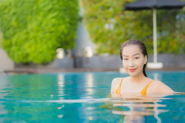 Retrato Bonito Jovem Asiático Mulher Relaxar Sorriso Lazer Redor Piscina — Fotografia de Stock