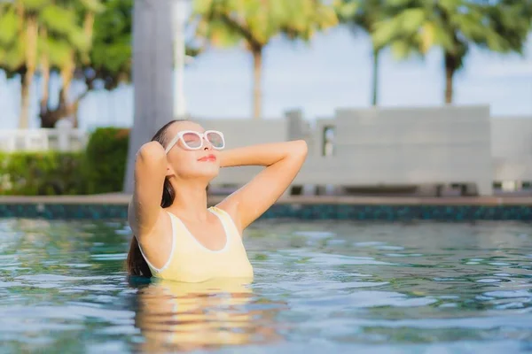 Retrato Hermosa Joven Mujer Asiática Relajarse Sonrisa Ocio Alrededor Piscina —  Fotos de Stock