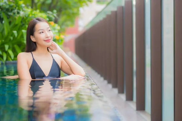 아름다운 여성은 휴가를 보내기 리조트 수영장에서 여가를 즐기며 미소짓는다 — 스톡 사진