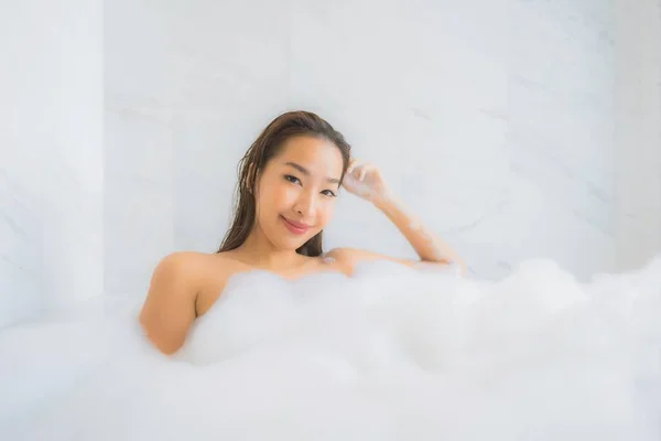 Portrait Belle Jeune Femme Asiatique Détendre Profiter Dans Baignoire Intérieur — Photo