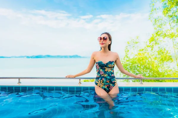 Güzel Bir Asyalı Kadın Portresi Rahatlayın Yüzme Havuzunda Rahatlayın — Stok fotoğraf