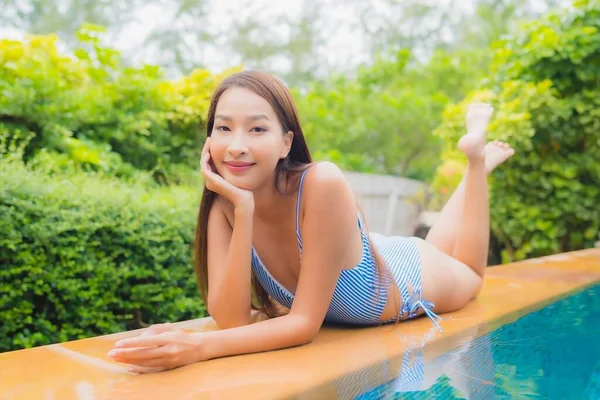 Retrato Bonito Jovem Asiático Mulher Relaxar Sorriso Torno Piscina Hotel — Fotografia de Stock