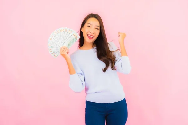 Retrato Hermosa Joven Asiática Mujer Con Montón Dinero Efectivo Dinero — Foto de Stock