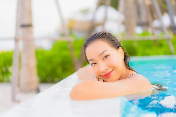 肖像画美しい若いアジアの女性は海のビーチと屋外スイミングプールの周りのレジャーをリラックス — ストック写真