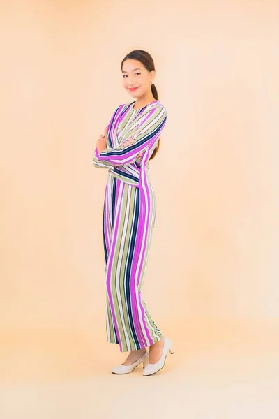 Portret Mooie Jonge Aziatische Vrouw Glimlach Ontspannen Actie Kleur Achtergrond — Stockfoto