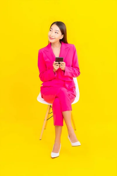 Porträt Schöne Junge Asiatische Frau Verwenden Smartphone Auf Gelber Farbe — Stockfoto