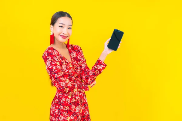 Πορτρέτο Όμορφη Νεαρή Ασιατική Γυναίκα Χρησιμοποιούν Έξυπνο Κινητό Τηλέφωνο Κίτρινο — Φωτογραφία Αρχείου