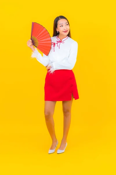 Portret Mooie Jonge Aziatische Vrouw Met Rode Enveloppen Brief Gele — Stockfoto