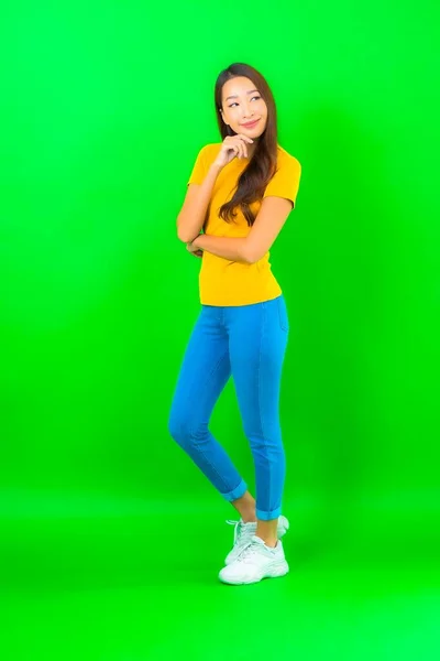 Retrato Bonito Jovem Asiático Mulher Sorriso Com Ação Verde Isolado — Fotografia de Stock