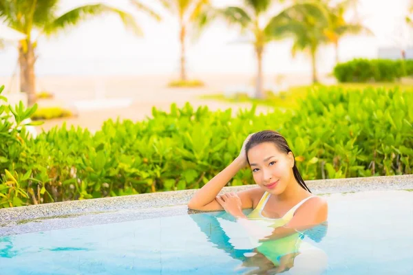 ポートレート美しい若いアジアの女性は休暇中にリゾートホテルでプールの周りのレジャーを楽しむ笑顔をリラックス — ストック写真