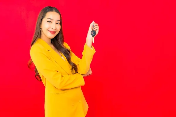 Porträt Schöne Junge Business Asiatische Frau Mit Autoschlüssel Auf Rotem — Stockfoto