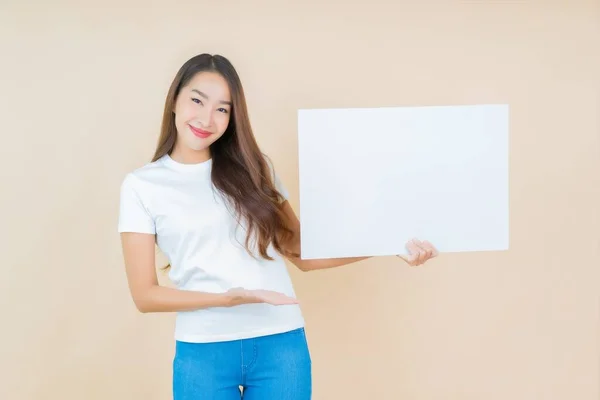 Retrato Bonito Jovem Asiático Mulher Mostrar Vazio Branco Outdoor Cartão — Fotografia de Stock