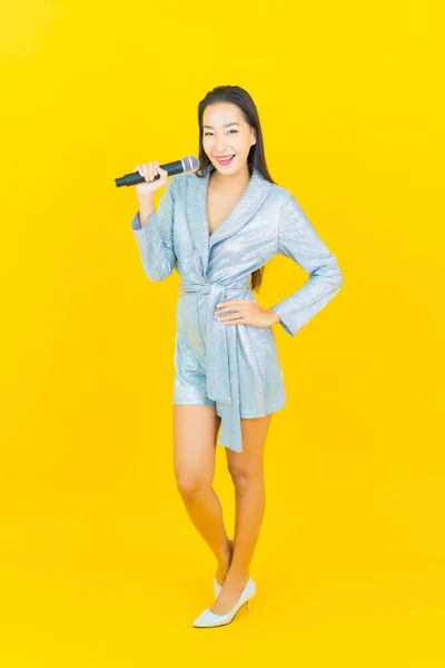 Ritratto Bella Giovane Donna Asiatica Sorriso Con Microfono Cantare Sfondo — Foto Stock