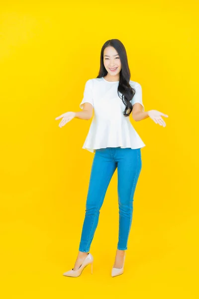 Портрет Красивая Молодая Азиатская Женщина Улыбка Действием Желтый Цвет Фона — стоковое фото