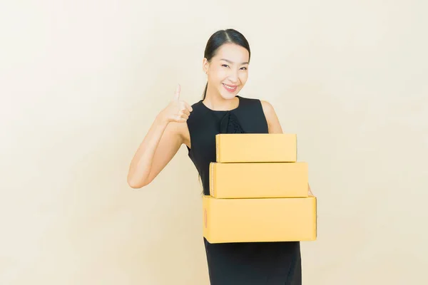 Portrait Beautiful Young Asian Woman Box Ready Shipping Color Background — Stock Photo, Image