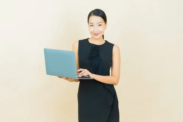 Retrato Hermosa Joven Mujer Asiática Sonrisa Con Ordenador Portátil Sobre — Foto de Stock