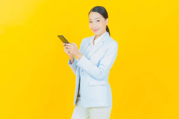 Portret Mooie Jonge Aziatische Vrouw Glimlach Met Slimme Mobiele Telefoon — Stockfoto