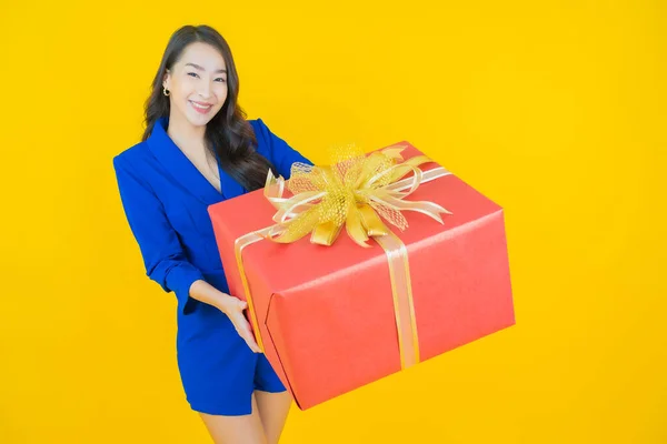 Portrait Belle Jeune Femme Asiatique Sourire Avec Boîte Cadeau Rouge — Photo