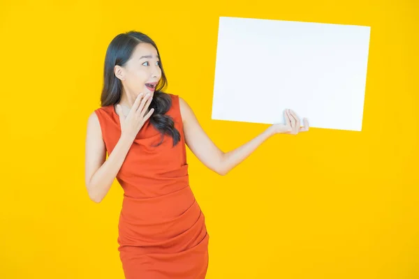 Retrato Hermosa Joven Asiática Mujer Con Vacío Blanco Cartel Color — Foto de Stock