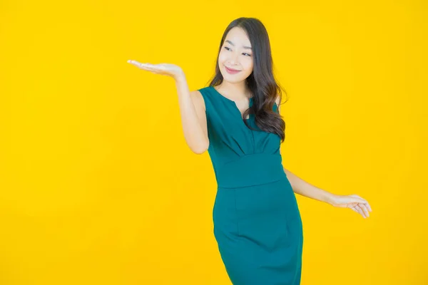 Retrato Hermosa Joven Asiática Mujer Sonrisa Con Acción Color Fondo —  Fotos de Stock