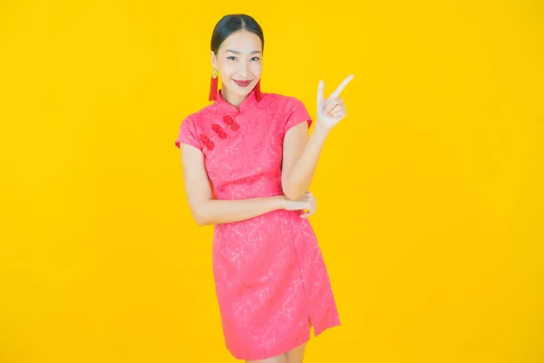 Retrato Hermosa Joven Asiática Mujer Sonrisa Con Acción Color Fondo —  Fotos de Stock